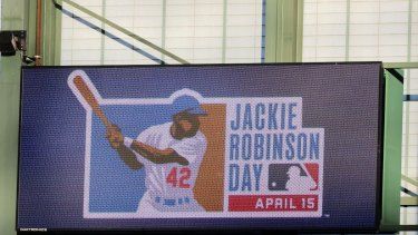 Vista detallada de un cartel de Jackie Robinson en el American Family Field antes del partido entre los Cerveceros de Milwaukee y los Padres de San Diego el 15 de abril de 2024 en Milwaukee, Wisconsin. Todos los jugadores llevan el número 42 en honor al Día de Jackie Robinson.