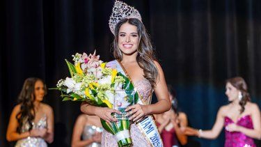 Melanie García tras ser coronada Miss Carnaval Miami 2025.