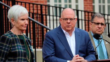 El gobernador de Maryland Larry Hogan anuncia medidas para contrarrestar el coronavirus el 17 de marzo del 2020 en Annapolis, Maryland.