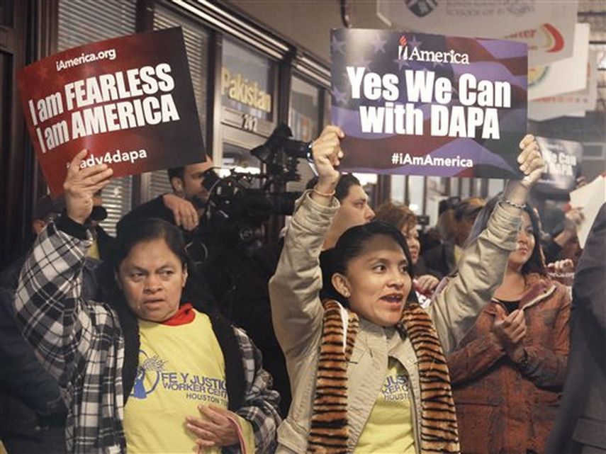 Manifestantes proinmigrantes sostienen carteles durante un acto en Houston el martes 17 de febrero de 2015. (AP)