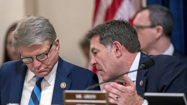 El presidente de la Comisión de Seguridad Nacional de la Cámara de Representantes de Estados Unidos, Mark Green, republicano de Tennessee, a la derecha, habla con el republicano de Texas Michael McCaul.