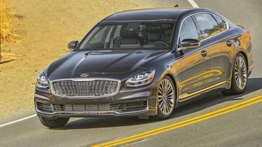 Subierse al Kia K900 es igual a sentarse en el más lujoso de los sedanes.