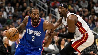 Kawhi Leonard (2) de los Clippers de Los Ángeles supera a Bam Adebayo del Heat de Miami durante un partido entre ambos equipos, el lunes 1 de enero de 2024, en Los Ángeles.&nbsp;