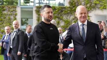 El canciller de Alemania, Olaf Scholz, a la derecha, recibe al presidente de Ucrania, Volodymyr Zelenskyy, en la cancillería en Berlín, Alemania, el domingo 14 de mayo de 2023.&nbsp;