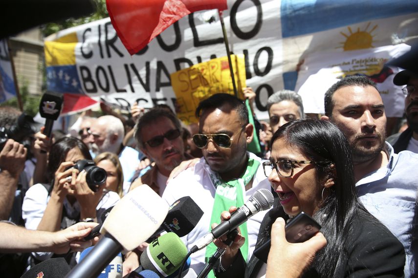Círculos bolivarianos &nbsp;manifestaron en apoyo a Delcy Rodríguez a las afueras de la sede de Mercosur en BUenos Aires, Argentina.&nbsp;&nbsp;
