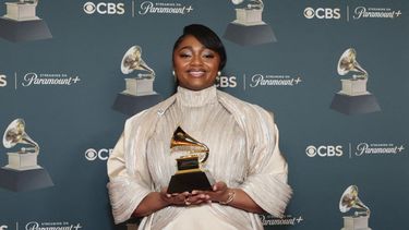 Samara Joy, ganadora del premio al Mejor Álbum Vocal de Jazz por Portrait, posa en la sala de prensa durante la 68.ª edición de los Premios Grammy en el Crypto.com Arena el 1 de febrero de 2026 en Los Ángeles, California.&nbsp;