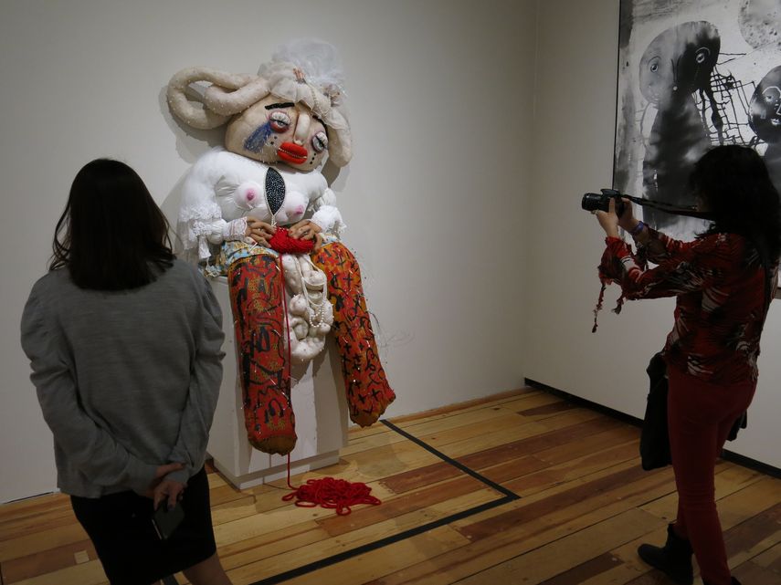 Vistantes durante un recorrido de prensa en la exposici&oacute;n Gestos de Mon Laferte observan la pieza &ldquo;Trinidad del Carmen&rdquo; en el Museo de la Ciudad de M&eacute;xico el mi&eacute;rcoles 11 de marzo de 2020. Se trata de la primera exposici&oacute;n de arte de Laferte.&nbsp;