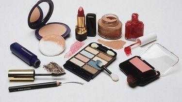 La investigación señaló que por lo menos unas quince sustancias químicas están significativamente asociadas con un detrimento de la función ovárica, y que podrían provocar la menopausia hasta cuatro años antes de lo considerado médicamente normal. (F