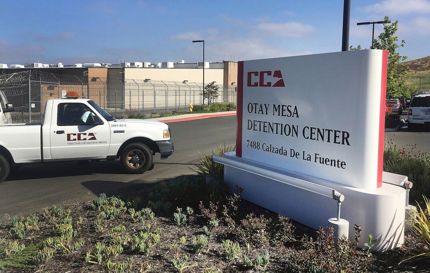 En esta imagen de archivo, tomada el 9 de junio de 2017, una camioneta entra al centro de detenci&oacute;n de migrantes Otay Mesa, en San Diego.&nbsp;