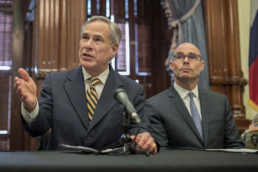 &nbsp;En imagen de archivo del 21 de junio de 2019, el gobernador de Texas, Greg Abbott, izquierda, habla durante una conferencia de prensa en el Capitolio, en Austin, Texas.&nbsp;