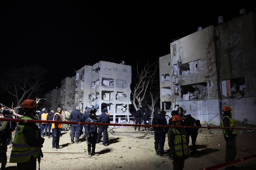 Personal de seguridad, rescate y paramédicos israelíes trabajan en el lugar del impacto directo de un misil iraní en Arad, Israel, el 22 de marzo de 2026. Según un portavoz del servicio de ambulancias Magen David Adom (MDA), 75 personas fueron atendidas y trasladadas a hospitales.&nbsp;