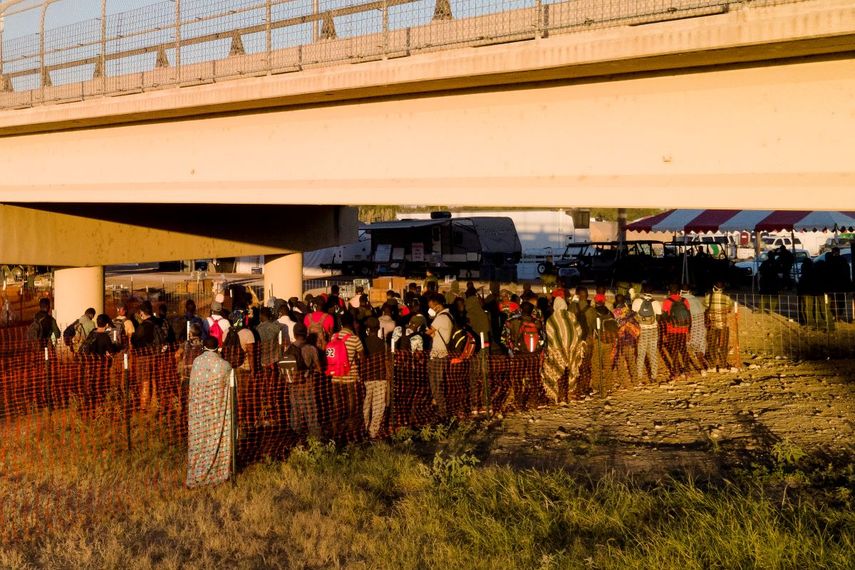 Migrantes, muchos procedentes de Haití, hacen fila el viernes 24 de septiembre de 2021 para subir a autobuses debajo del Puente Internacional de Del Rio, en Del Rio, Texas.&nbsp;