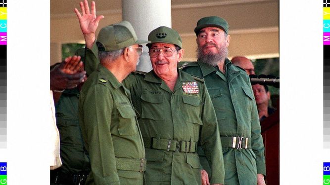 El Ministro de las Fuerzas Armadas de Cuba, Raúl Castro (C), su hermano y el dictador cubano Fidel Castro (R) y el Comandante cubano Juan Almeida (L) aparecen después de que Raúl pronunció un discurso en honor del luchador independentista cubano Antonio Maceo el 7 de diciembre en el mausoleo de Maceo en La Habana.