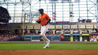 Yordan Álvarez, de los Astros de Houston, trota hacia el dugout antes de un juego contra los Tigres de Detroit, el 2 de octubre de 2024.