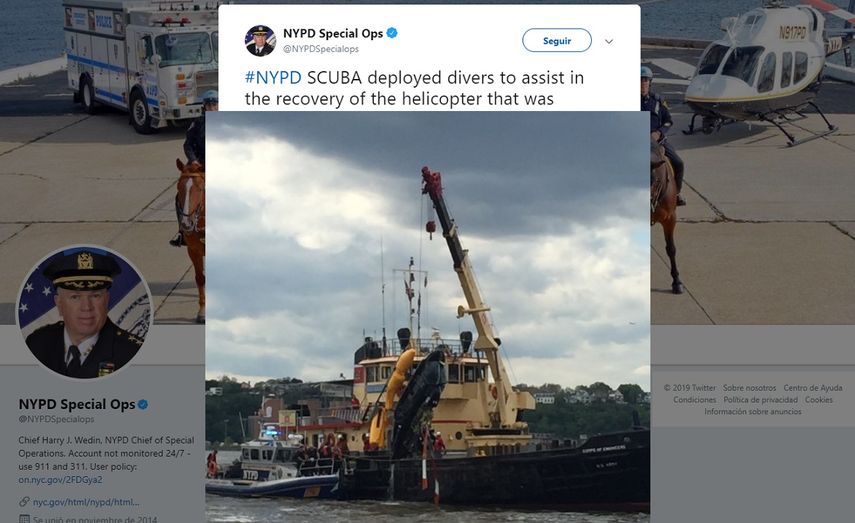 Fotografía publicada en la cuenta de Twitter de @NYPDSpecialops que muestra la operación de rescate del helicóptero que se estrelló este 15 de mayo de 2019 en el río Hudson en Nueva York.