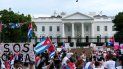 Manifestantes protestan contra el gobierno de Cuba durante una marcha frente a la Casa Blanca, en Washington. Manifestantes protestan contra el gobierno de Cuba durante una marcha frente a la Casa Blanca, en Washington.