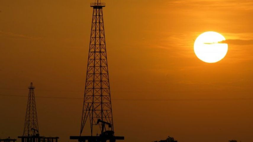 Chevron ha operado en Venezuela por casi un siglo. Actualmente participa en cuatro empresas junto a la petrolera estatal Petróleos de Venezuela PDVSA.