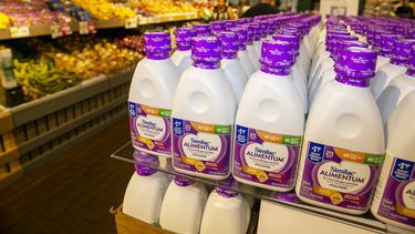 &nbsp;Fórmula de Similac para bebé, importada de Puerto Rico, está a la venta en una tienda de comestibles Stew Leoanrds en Yonkers, Nueva York, el 10 de junio de 2022.&nbsp;
