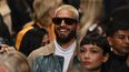 El cantante colombiano Maluma asiste al desfile de la firma francesa Hermès.