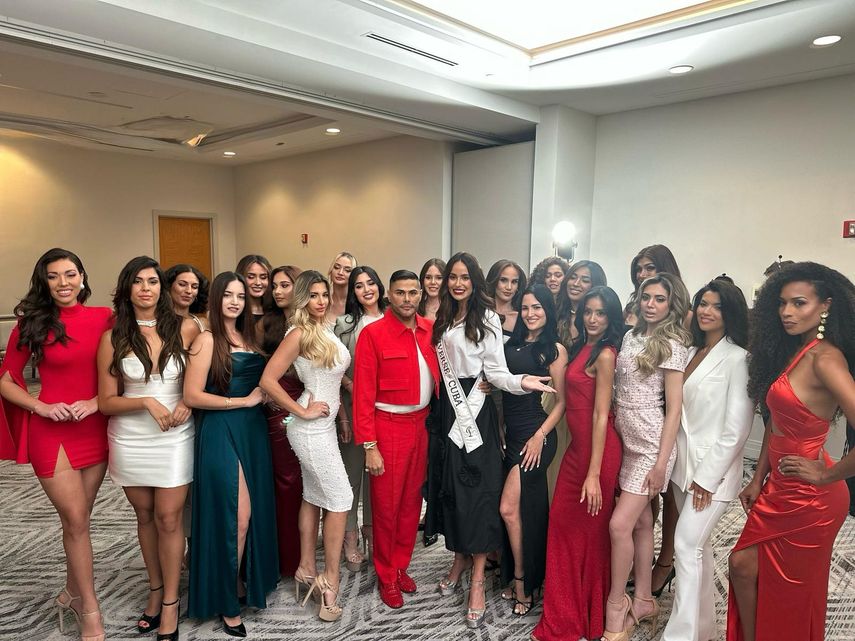 Prince Julio César, director de Miss Universo Cuba y presidente del panel evaluador, junto a las jóvenes que aspiran concursar en Miss Universo Cuba.