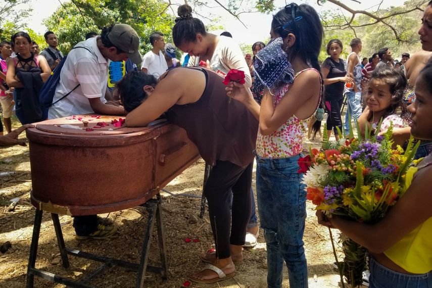 Familiares de presos del centro de reclusión de la Comandancia General de la Policía de&nbsp;Carabobo&nbsp;participan en el entierro de sus parientes.&nbsp;