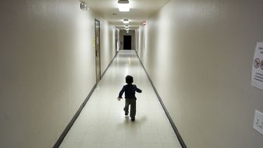 Foto tomada el 11 de diciembre del 2018 de un niño migrante centroamericano en un albergue en San Diego, California.&nbsp;