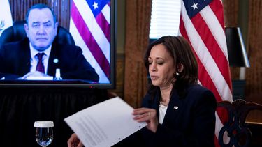 La vicepresidenta Kamala Harris, prometió el lunes al presidente guatemalteco, Alejandro Giammattei ayuda para detener la migración indocumentada hacia Estados Unidos.