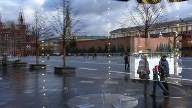 La Plaza Roja y el muro del Kremlin se reflejan en la cristalera de la vacía cafetería BOSCO, en la galería comercial GUM, que está cerrada por las restricciones contra el COVID-19, en Moscú, Rusia, el 28 de octubre de 2021.&nbsp;