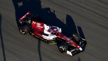 El piloto de Alfa Romeo, Valtteri Bottas, conduce su auto en una práctica para el Gran Premio de Estados Unidos de Fórmula 1, el 21 de octubre del 2022, en Austin, Texas.