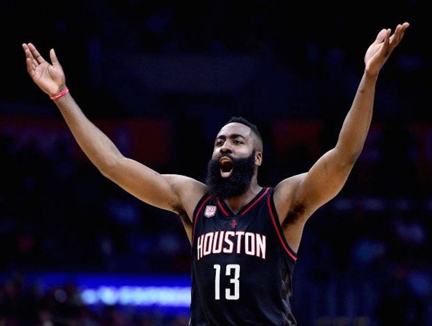 Más tarde, le dijo al sitio web de celebridades que alguien de la comitiva de Harden le ofreció pagarle 200 dólares por el teléfono y que el propio Harden le dio 300 dólares, cubriendo el costo del aparato.
