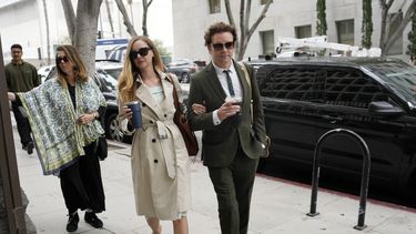 El actor Danny Masterson y su esposa Bijou Phillips llegan para los argumentos finales en su segundo juicio por violación el martes 16 de mayo de 2023 en Los Ángeles. Masterson fue declarado culpable de acusado de violar a mujeres en su casa de Los Ángeles entre 2001 y 2003.