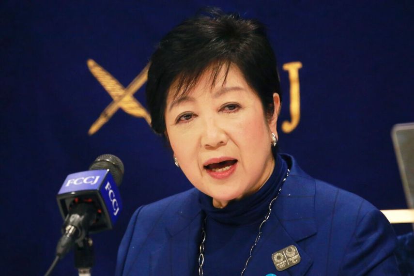 La gobernadora de Tokio, Yuriko Koike, habla durante una conferencia de prensa en Tokio.