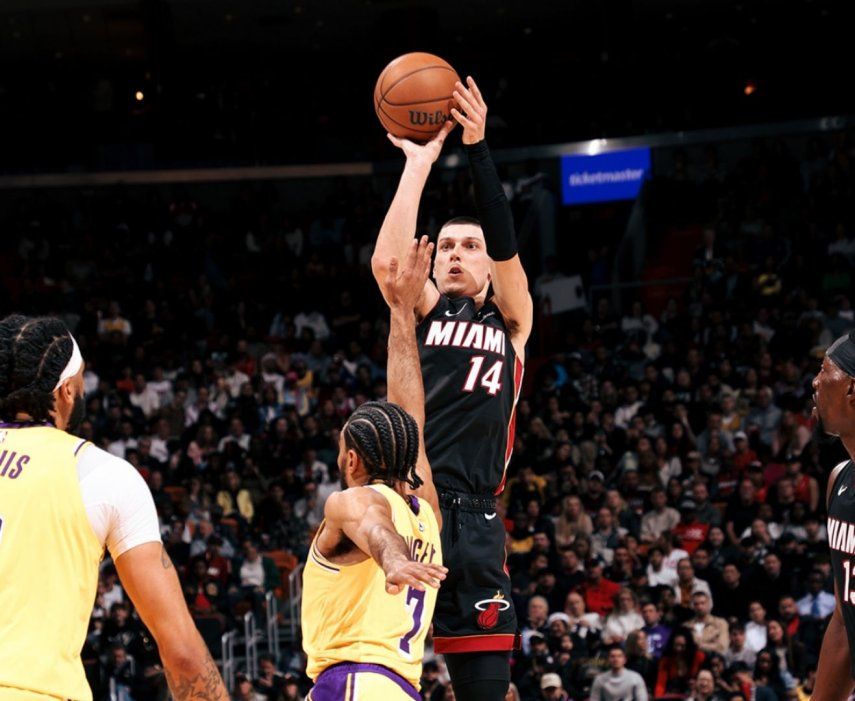 Tyler Herro salta y dispara por Heat de Miami sobre los jugadores de los Lakers de Los Ángeles 