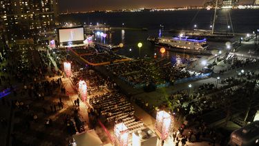 En esta fotografía del 20 de abril de 2011, una función al aire libre durante el Festival de Cine de Tribeca en Nueva York. 