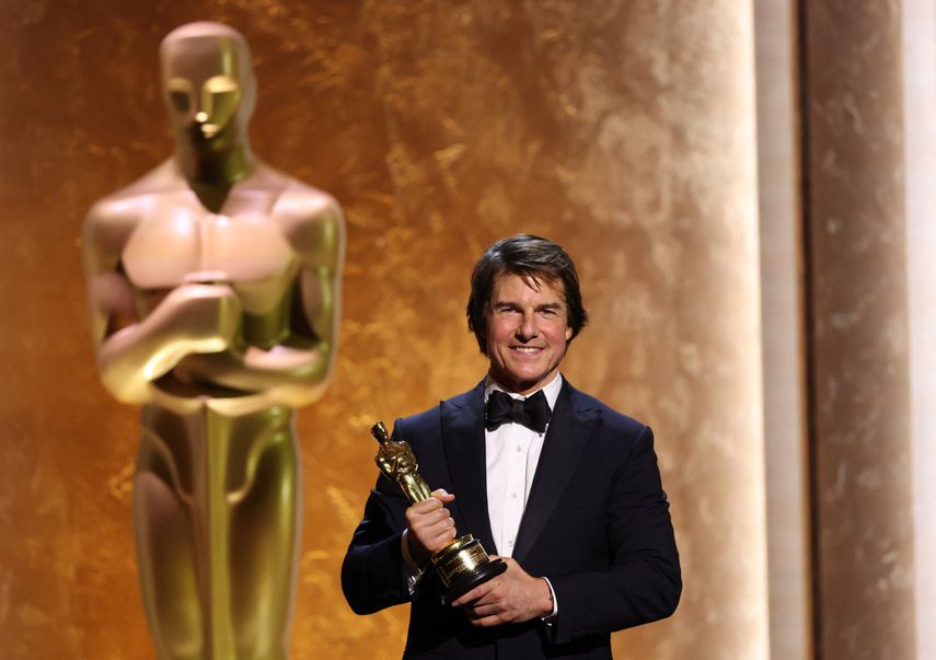 El actor y productor estadounidense Tom Cruise posa con su Premio Óscar Honorífico en el escenario durante la 16ª edición de los Premios Governors en el salón de baile Ray Dolby del Ovation Hollywood en Los Ángeles el 16 de noviembre de 2025.