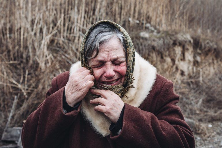 Una mujer llora al escuchar los bombardeos, a 6 de marzo de 2022, (Ucrania).  