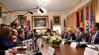 El presidente Donald Trump (3.º desde la derecha) se reúne con el presidente de Argentina, Javier Milei (3.º desde la izquierda), en la Sala del Gabinete de la Casa Blanca en Washington, DC, el 14 de octubre de 2025.