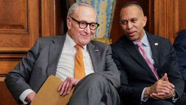 El líder de la minoría demócrata en el Senado Chuck Schumer junto a su homólogo demócrata en la Cámara Baja, Hakeem Jeffries.