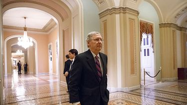 El senador republicano Mitch McConnell, líder de la minoría en el Senado, camina a la cámara para votar por un acuerdo presupuestal. (Foto AP/J. Scott Applewhite)