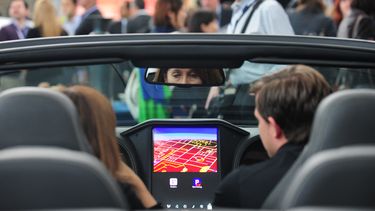 Amazon y Blackberry se unen para acelerar la tecnología en los vehículos.