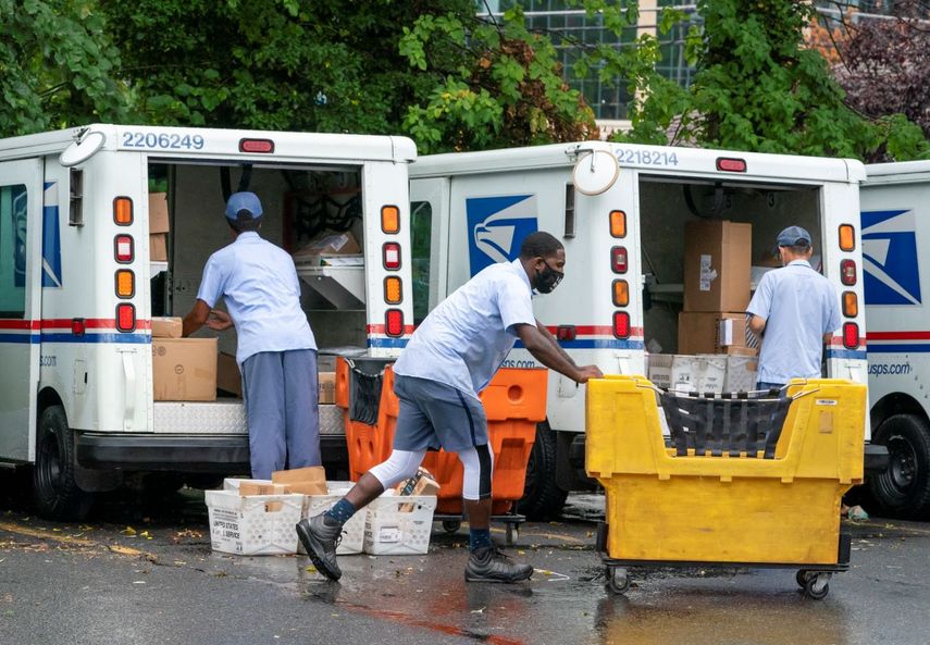 Empleados del Servicio Postal de EEUU en una instalación de servicio en Virginia, el 31 de julio de 2020. 