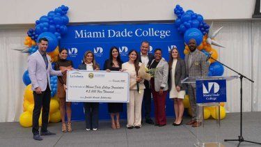 Entrega de la beca de enfermería.&nbsp;