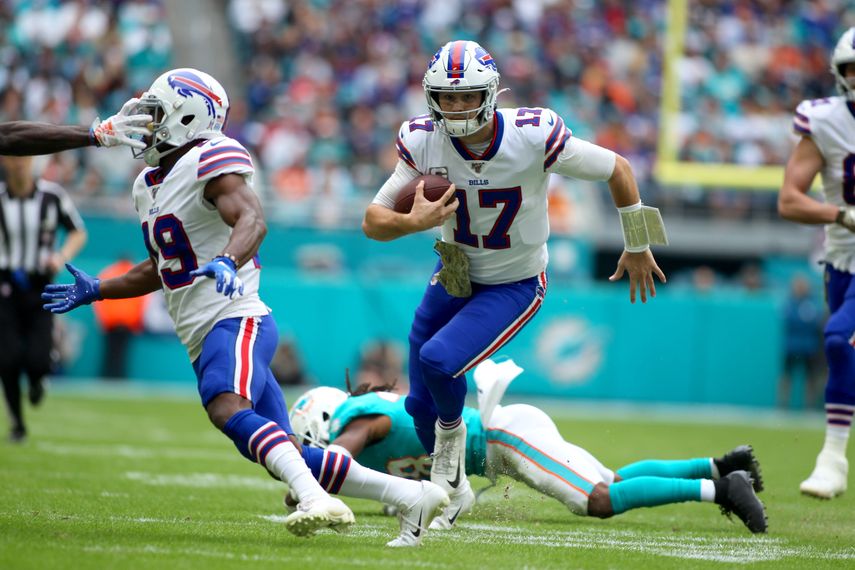 El quarterback de los Buffalo Bills se escapa con el ovoide contra los Dolphins, la tarde del domingo en el Hard Rock Stadium.&nbsp;