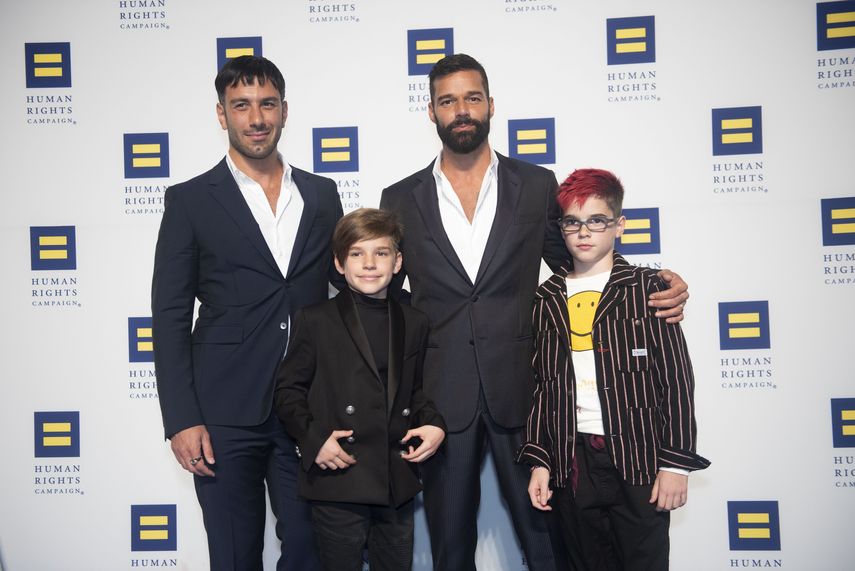 El cantante y activista Ricky Martin, agasajado con el Premio Visibilidad de la Human Rights Campaign, llega con su esposo Jwan Yosef, a la izquierda, y sus hijos mellizos Valentino y Matteo, a una cena de la organizaci&oacute;n en Washington el 28 de septiembre del 2019.&nbsp;