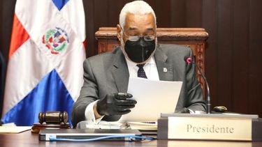 El presidente de la C&aacute;mara de Diputados en Rep&uacute;blica Dominicana, Radham&eacute;s Camacho, mientras levanta la sesi&oacute;n del pasado viernes. Este s&aacute;bado sesion&oacute; nuevamente aprobando con modificaciones el proyecto de extensi&oacute;n de Estado de Emergencia.&nbsp;