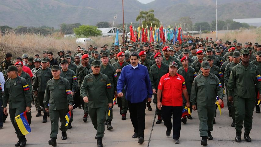 El gobernante Nicolás Maduro camina rodeado de militares en un acto en el estado Aragua, Venezuela.