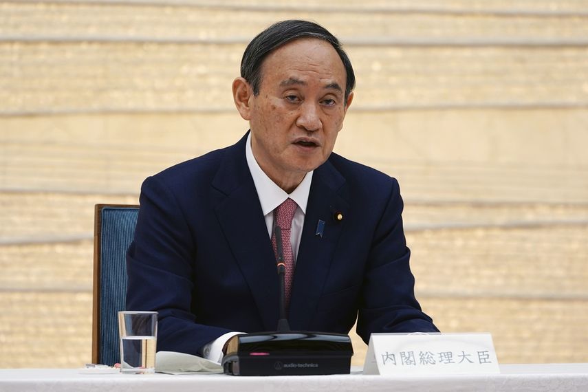 El primer ministro de Japón, Yoshihide Suga, anuncia un nuevo nivel de alerta por el coronavirus en Tokio, Kioto y Okinawa durante una reunión del grupo de trabajo gubernamental, en la oficina del primer ministro, en Tokio, el 9 de abril de 2021.&nbsp;