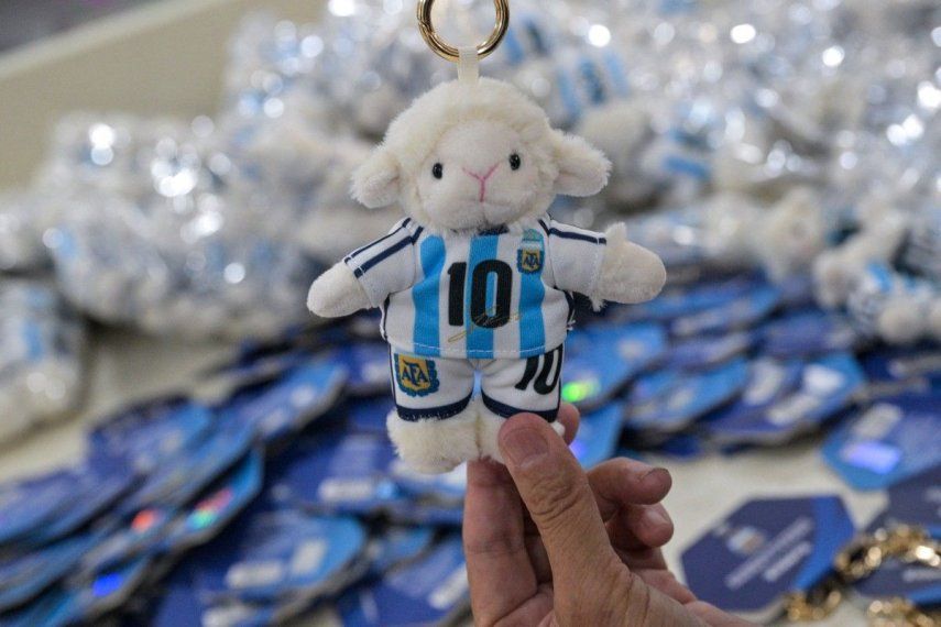 En esta foto tomada el 5 de junio de 2026, un trabajador empaca mercancía de Lionel Messi, jugador de la selección argentina de fútbol que participará en la Copa Mundial de la FIFA 2026, en la fábrica All Star Partner en Yiwu, en la provincia de Zhejiang, al este de China. Peluches de cabra con el famoso número 10 de Lionel Messi adornan una mesa de la fábrica en el este de China, donde los vendedores apuestan por el lucrativo mercado de aficionados del país para impulsar las ventas del Mundial.