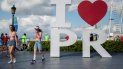 Turistas caminan por el puerto tras desembarcar en el crucero Carnival Mardi Gras, en San Juan, Puerto Rico, el 3 de agosto del 2021, el primero desde que comenzó la pandemia. Turistas caminan por el puerto tras desembarcar en el crucero Carnival Mardi Gras, en San Juan, Puerto Rico, el 3 de agosto del 2021, el primero desde que comenzó la pandemia.