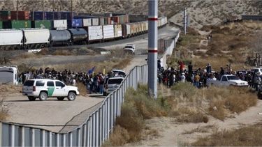 El año pasado saltaron las alarmas en Washington al detectarse un alza sin precedentes en el número de menores indocumentados no acompañados y familias que cruzaban la frontera ilegalmente. (CORTESÍA)